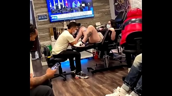 NO AGUANTO LAS AGUJAS Y SE VINOOO DELANTE DEL TATUADOR!!